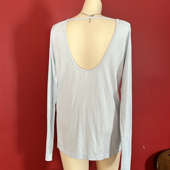 BNWOT light gray scoop neck Under Armour heat gear - Picture 9 of 14